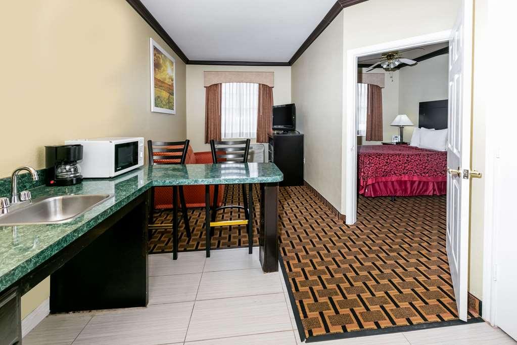 Days Inn & Suites By Wyndham Dfw Airport South-Euless Room photo
