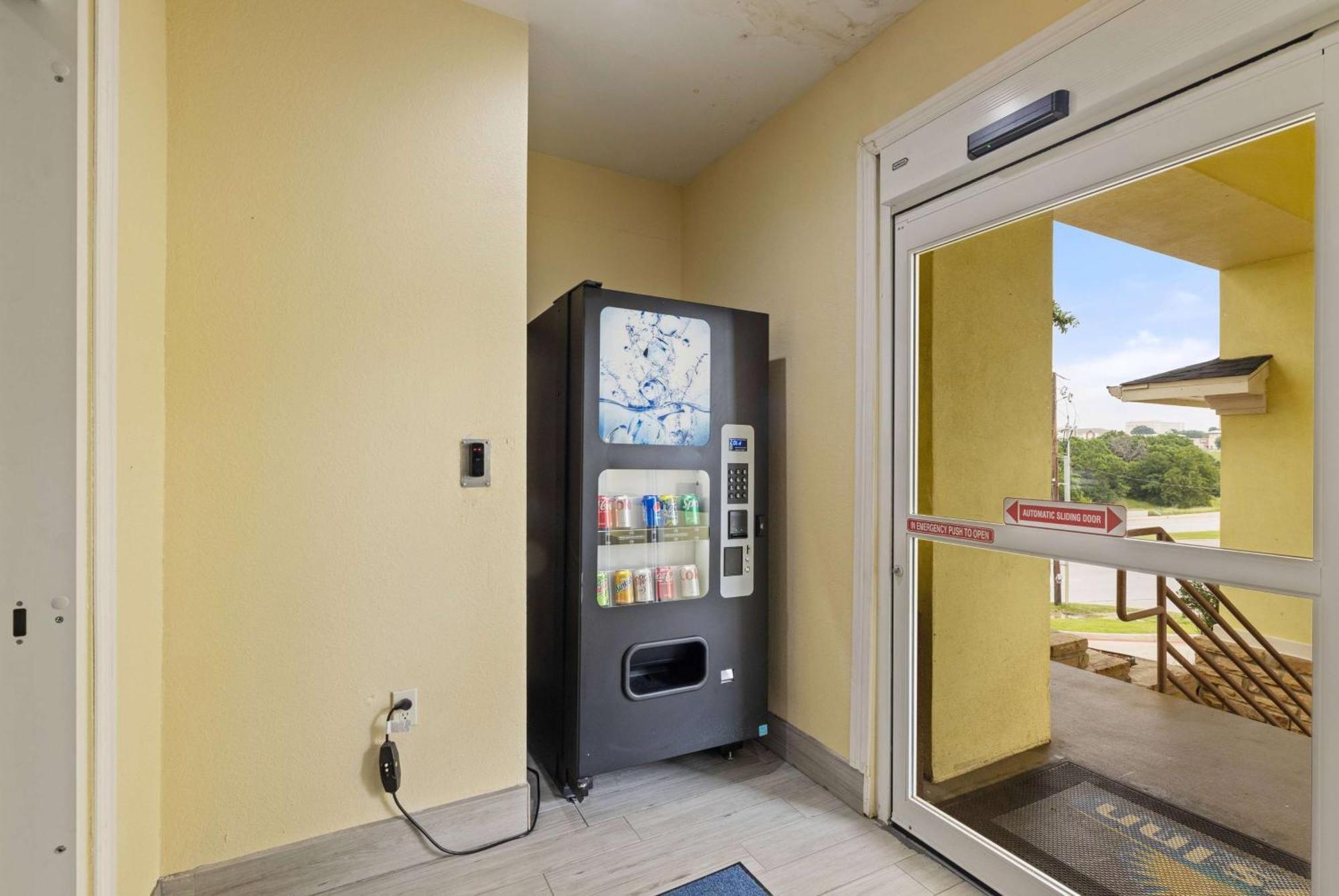 Days Inn & Suites By Wyndham Dfw Airport South-Euless Exterior photo