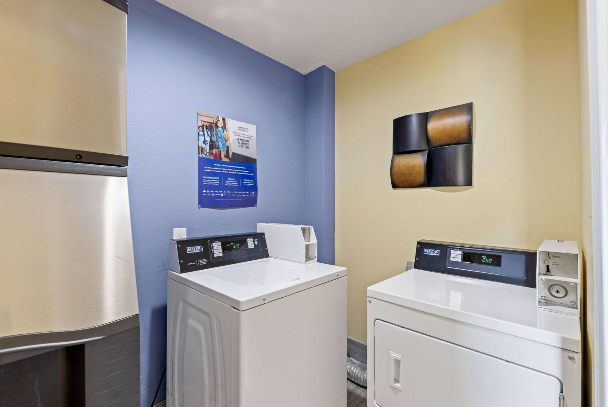 Days Inn & Suites By Wyndham Dfw Airport South-Euless Exterior photo